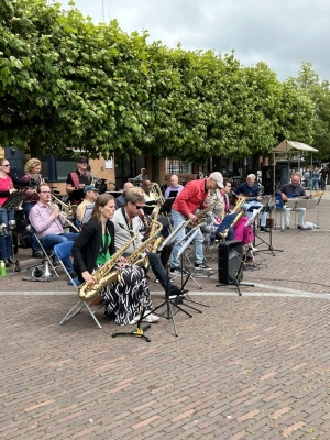 Notso Big Band op het plein, solo Rob op alt sax
